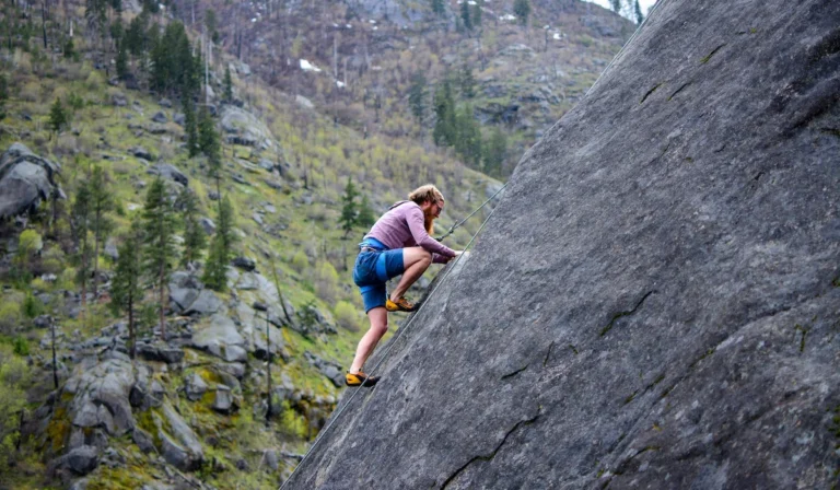 A rock climber used as an illustration for the concept of a buyback guarantee